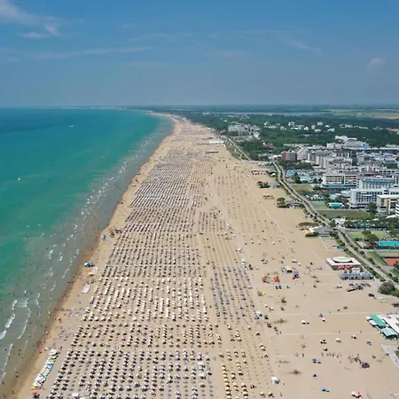Peaceful Few Steps From The Center Appartement Bibione